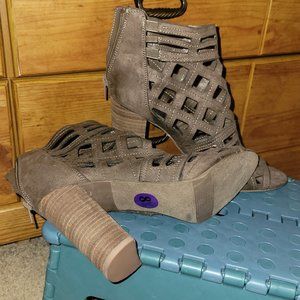 Peep toe sandels carlos by Carlos santana